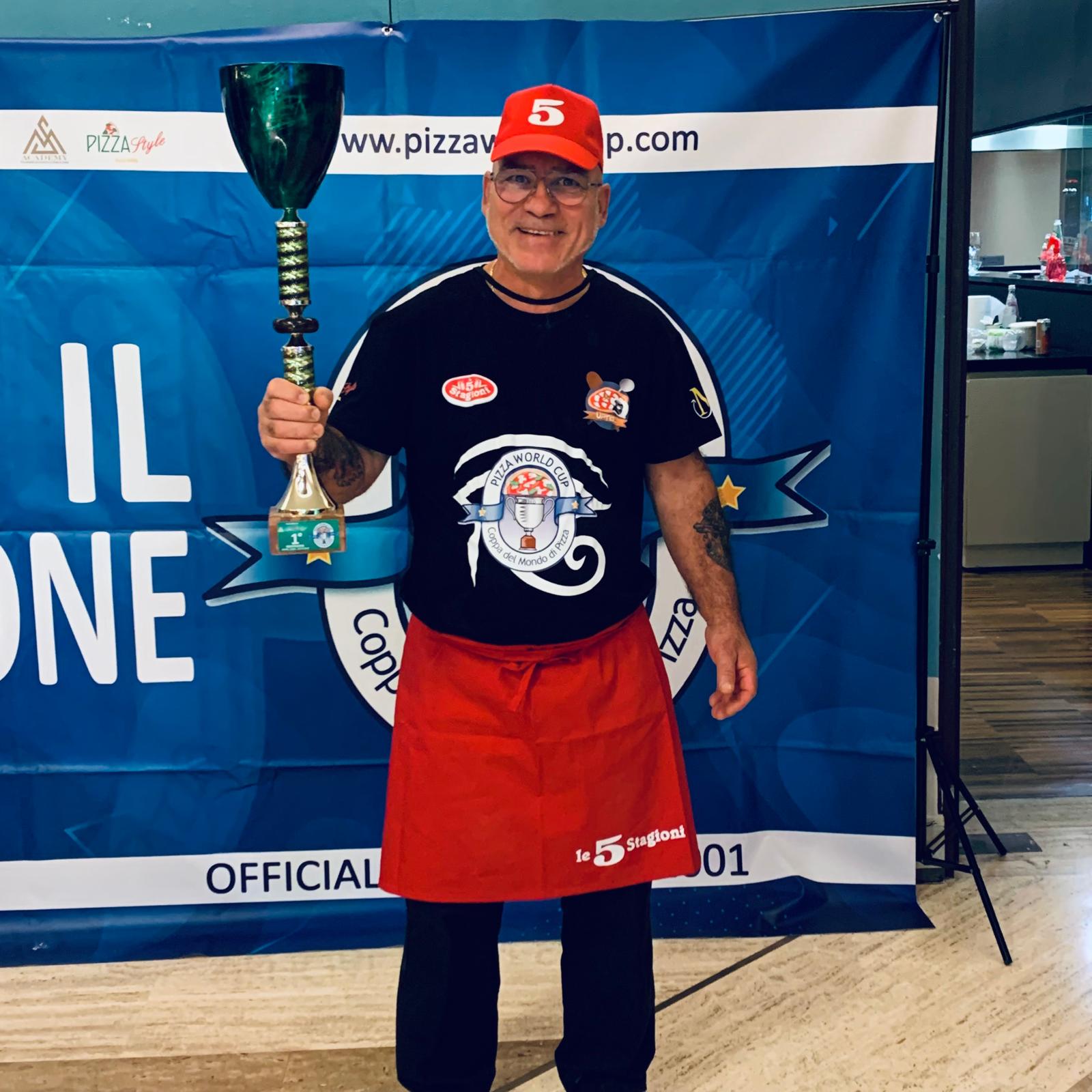 Luís Amaral a segurar um troféu de primeiro lugar no Pizza World Cup 2025