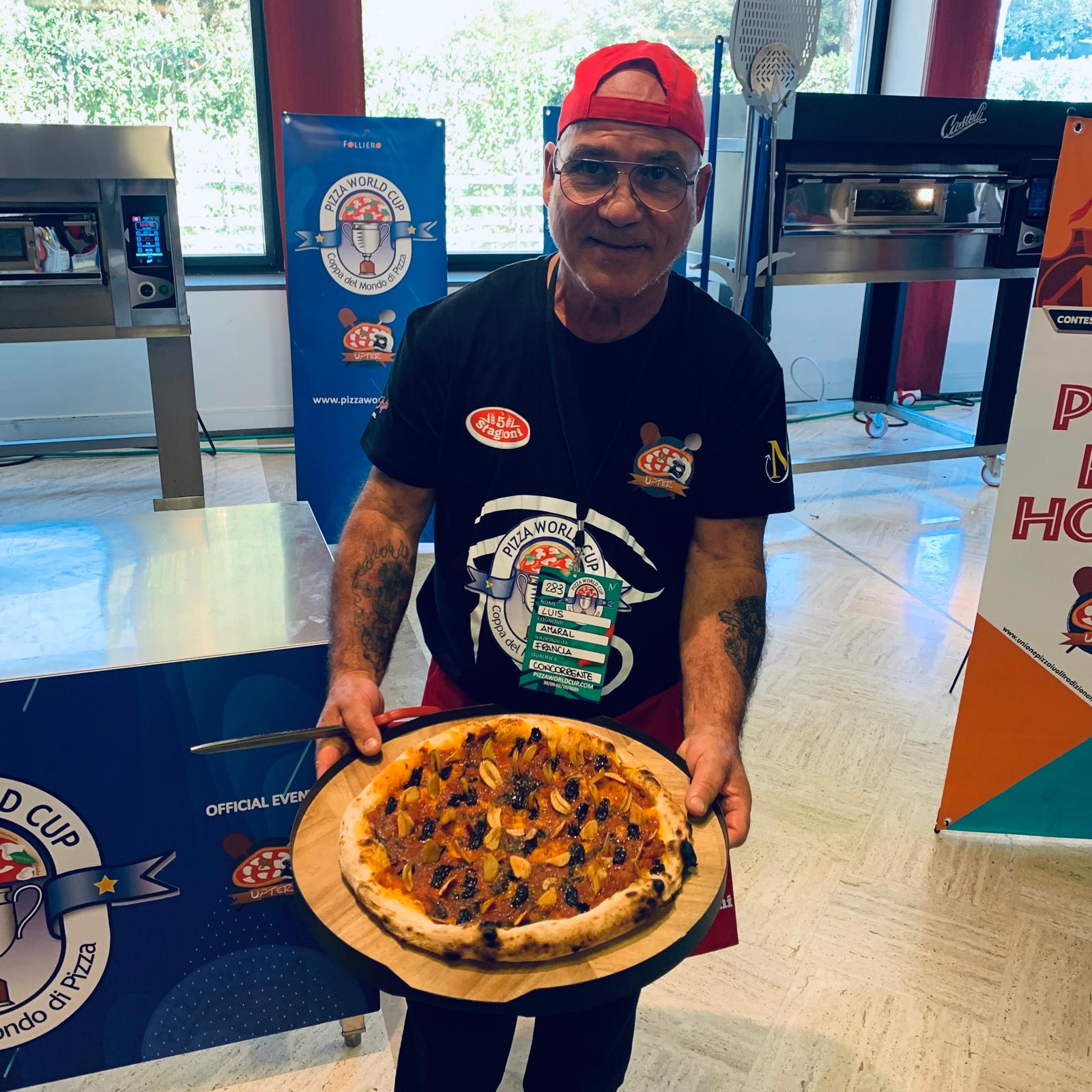 Luís Amaral a mostrar uma pizza de competição