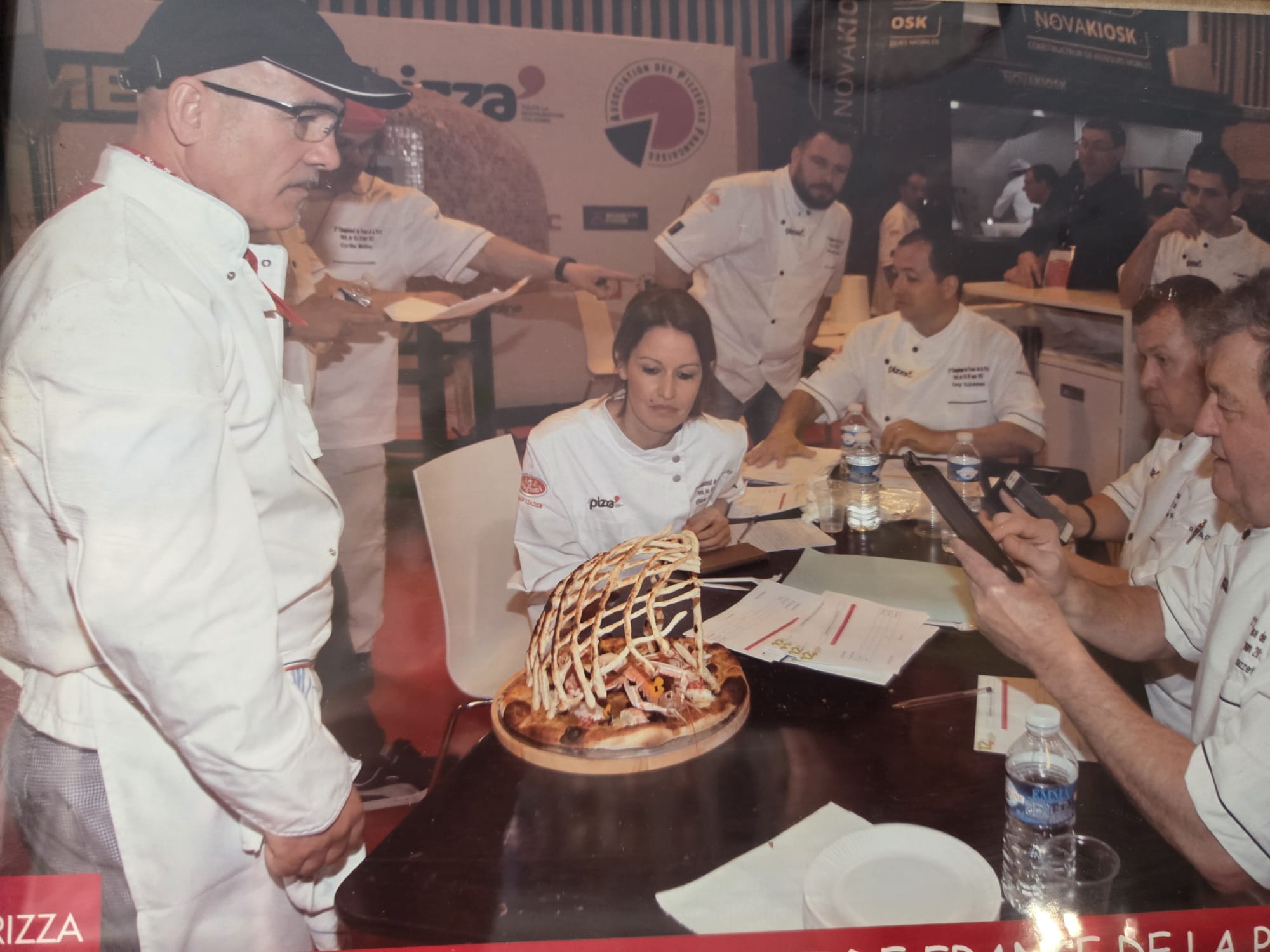 Luís Amaral a meter uma pizza num forno de lenha